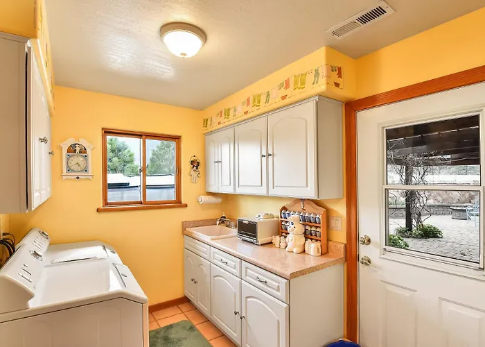 Bunnyland Panoramic Mt. Views Fantastic Backyard Patio Scenic Location In *